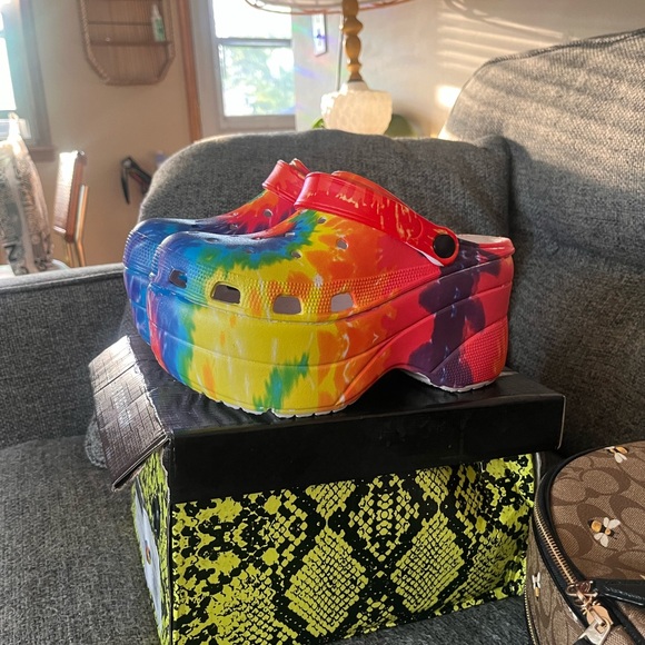 Size 9 platform tie-dye croc inspired shoes - Picture 2 of 3